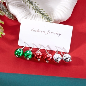Lot de trois paires de boucles d'oreilles boules de Noël aux motifs festifs rouge et vert