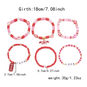 Détail du lot de 6 bracelets en perles roses avec breloques LOVE et XOXO