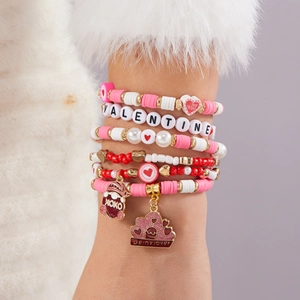 Détails des bracelets extensibles de la Saint-Valentin avec breloques cœur et perles