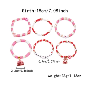Détail du lot de 6 bracelets extensibles de Saint-Valentin avec perles et cœurs