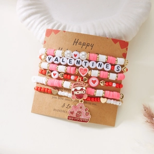 Détail de bracelets élastiques faits main pour la Saint-Valentin avec perles et breloques roses