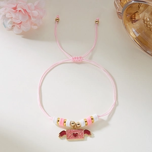 Detalle de una pulsera tejida rosa ajustable con colgante de sobre de corazón y cuentas