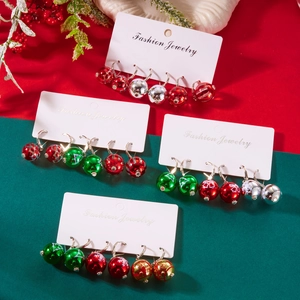 Ensemble de trois paires de boucles d'oreilles boules de Noël avec flocons et motifs