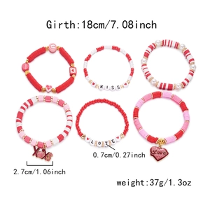 Détail du lot de 6 bracelets extensibles de la Saint-Valentin avec perles LOVE et KISS