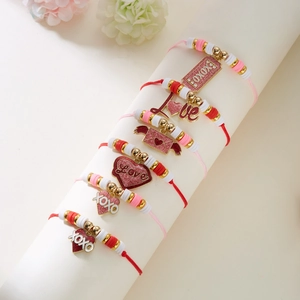 Juego de seis pulseras trenzadas con dijes Love y XOXO para regalo de San Valentín