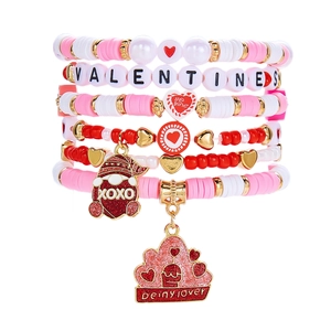 Détail de bracelets élastiques multicouches roses avec breloques de Saint-Valentin