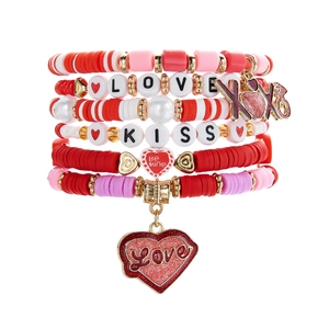 Détail d'un ensemble de bracelets à perles multicouches pour la Saint-Valentin avec LOVE