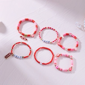 Lot de 6 bracelets bohème en perles roses avec lettres LOVE et breloques cœur pour la Saint-Valentin