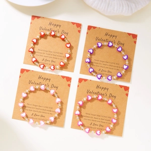 Set di quattro braccialetti con cuori in argilla polimerica e biglietti regalo per San Valentino