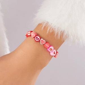 Dettaglio del braccialetto di San Valentino con perline di argilla e motivi a cuore