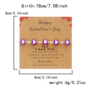 Dettaglio del bracciale con perline a cuore viola su carta Happy Valentine's Day