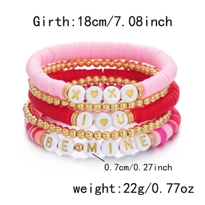 Detailansicht mehrlagiger rosa Herz-Armbänder mit goldenen XOXO-Perlen und Heishi-Scheiben
