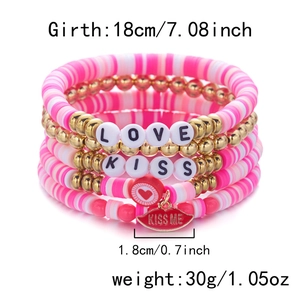 Detail der Heishi-Perlenarmbänder mit LOVE-Anhängern und Größenangaben zum Lippenanhänger