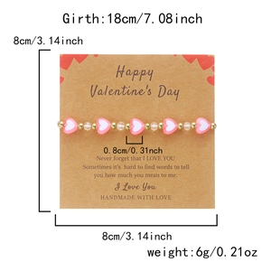 Dettaglio del bracciale di San Valentino con perline rosa e carta regalo con specifiche
