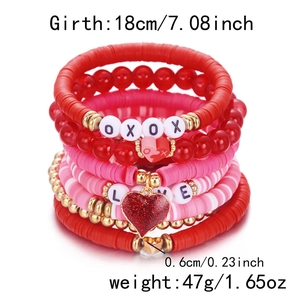 Details von rosa Herzanhängern und LOVE-Perlen an mehrlagigen Stretch-Armbändern