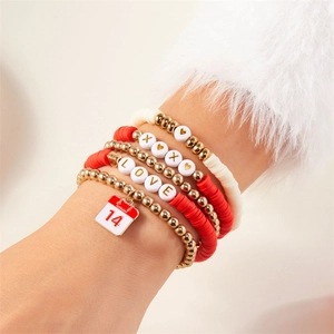 Detail von Valentinstag Armbändern mit XOXO LOVE Perlen und einem 14. Februar Anhänger