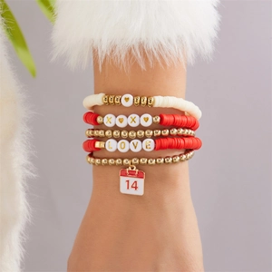 Detail von 5-teiligen stapelbaren Valentinstag-Armbändern mit Tonperlen und Herzanhängern