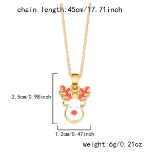 Vue détaillée du pendentif renne émaillé mesurant 2,5cm par 1,2cm sur une chaîne dorée