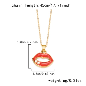 Détail d'un collier doré avec pendentif lèvres rouges et dimensions du produit