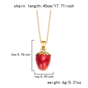 Vue détaillée du collier pendentif fraise rouge et or avec spécifications de taille