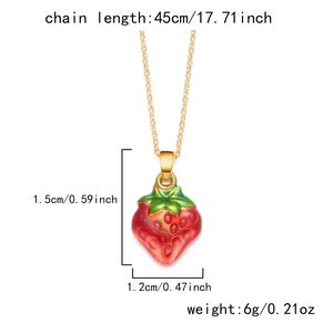 Détails du collier pendentif fraise avec dimensions et chaîne dorée de 45cm de long