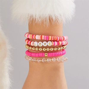 Detail von 5-teiligem mehrlagigem Armband-Set mit rosa Polymerperlen und LOVE-Anhängern