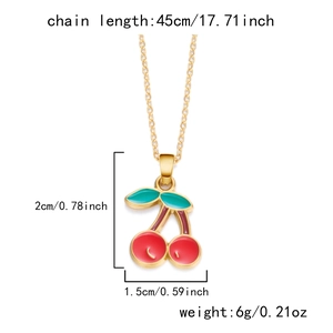 Détails du collier cerise montrant la chaîne de 45cm et les dimensions du pendentif