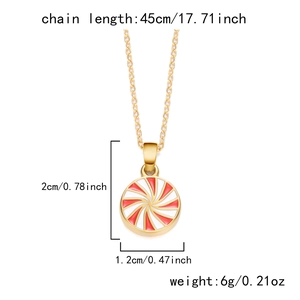 Vue détaillée du collier de Noël doré avec les dimensions précises du pendentif et poids