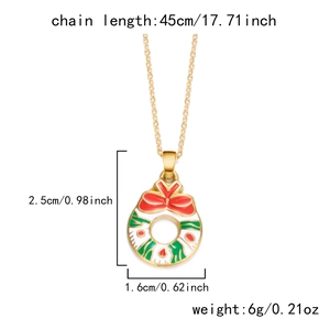 Collier avec pendentif couronne de Noël dorée avec émail vert et détail noeud rouge