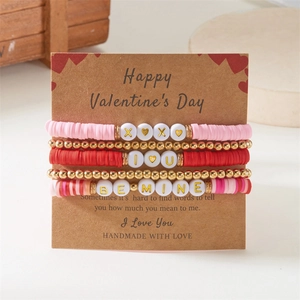 5-teiliges Valentinstag-Armbandset mit rosa Heishi-Perlen, Herzanhängern und XOXO-Lettern