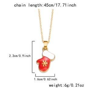 Détail d'un collier pendentif gant de Noël en émail rouge avec dimensions indiquées