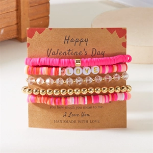 Details des Armband-Sets mit rosa Herz-Anhang und LOVE-Perlen auf Papierkarte