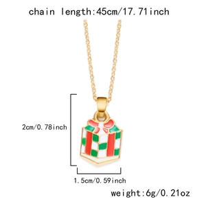 Détail du pendentif boîte cadeau de Noël avec dimensions sur une chaîne dorée