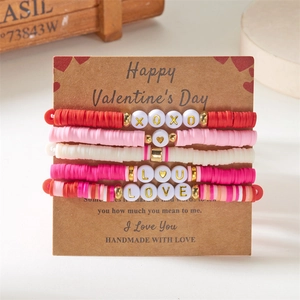 Fünfteiliges Set aus rosa Herzperlen-Armbändern mit LOVE und XOXO Anhängern auf Karte