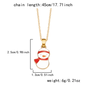 Vue détaillée du collier pendentif bonhomme de neige doré avec dimensions en cm et pouces