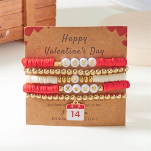 Detail von mehrlagigen Herz-Armbändern mit Perlen und LOVE-Schriftzug für Valentinstag