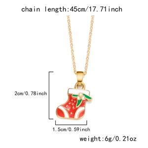 Détail du collier de Noël avec mesures indiquant la chaîne de 45cm et le pendentif de 2cm