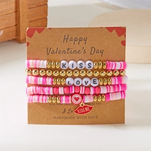 Detail von 5-teiligem rosa Tonperlen-Armband-Set mit LOVE-Buchstaben auf Geschenkkarte