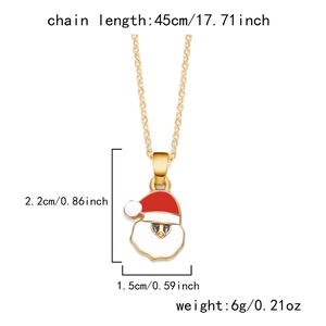 Détail du collier chaîne dorée 45cm avec pendentif Père Noël dimensions 2,2x1,5cm
