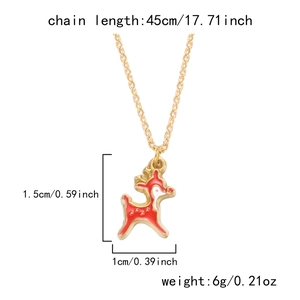 Détail du pendentif renne en émail rouge indiquant les dimensions et la chaîne dorée