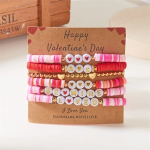 Nahaufnahme eines 6-teiligen Valentinstag-Armbandsets mit Herzanhängern und Buchstaben