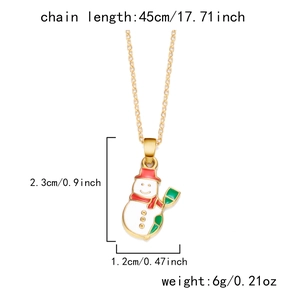 Vue détaillée du pendentif bonhomme de neige avec dimensions sur chaîne dorée