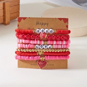 Detail eines 7-teiligen Valentinstag-Armband-Sets mit Herzanhänger und Perlen