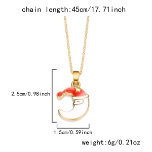 Vue détaillée du collier Père Noël en croissant de lune avec longueur de chaîne de 45 cm