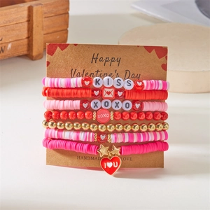7-teiliges Valentinstag-Armband-Set mit rosa Tonscheiben und Herzanhänger auf Karton