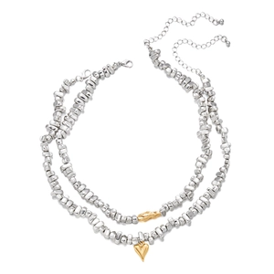 Nahaufnahme der zweilagigen Silberperlenkette mit goldenem Herzanhänger und Karabinerverschluss