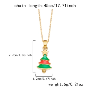 Spécifications du pendentif sapin de Noël sur chaîne dorée avec détails en émail