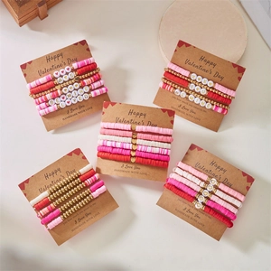 Fünfteiliges rosa Valentinstag Armband-Set mit Herzanhängern und romantischen Buchstabenperlen