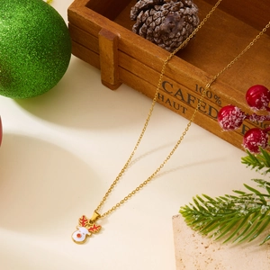Détail du collier de renne de Noël avec émail rouge et chaîne dorée élégante