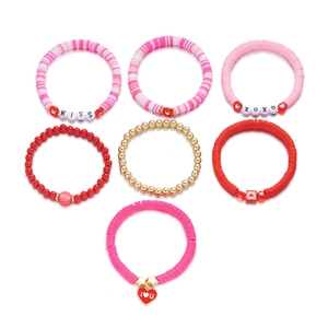 7-teiliges Lagen-Perlenarmband-Set mit rosa Herzanhängern und KISS XOXO-Schriftzug